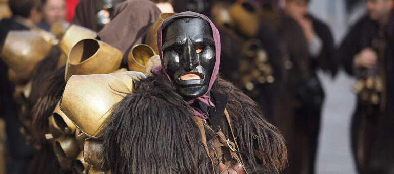 Mamuthones and Issohadores, the Barbagia carnival ritual attracts more and more visitors